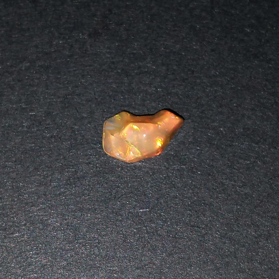 Uncut polished Ethiopian Welo opal, weight 1.75 cts.: Uncut polished Ethiopian Welo opal, weight 1.75 cts. Measured approximately 12 mm x 8 mm x 5 mm. Opal has very nice play of colors. Country of origin Ethiopia, Africa.