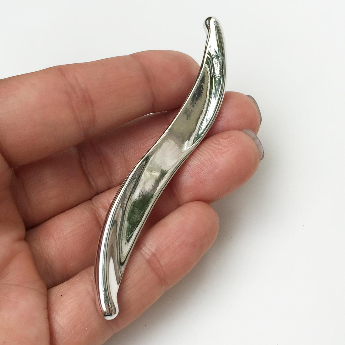 MONET Silver tone Wave shape brooch, signed: MONET Silver tone Wave shape brooch, signed. Hallmarked ©Monet. Length 3 1/4 inches. Condition very good.