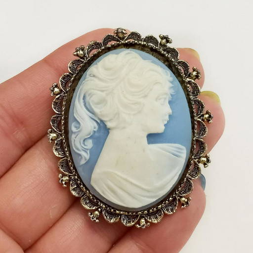 Cameo Pin Gerry's Cameo Brooch Gerry's Gold Tone Blue White