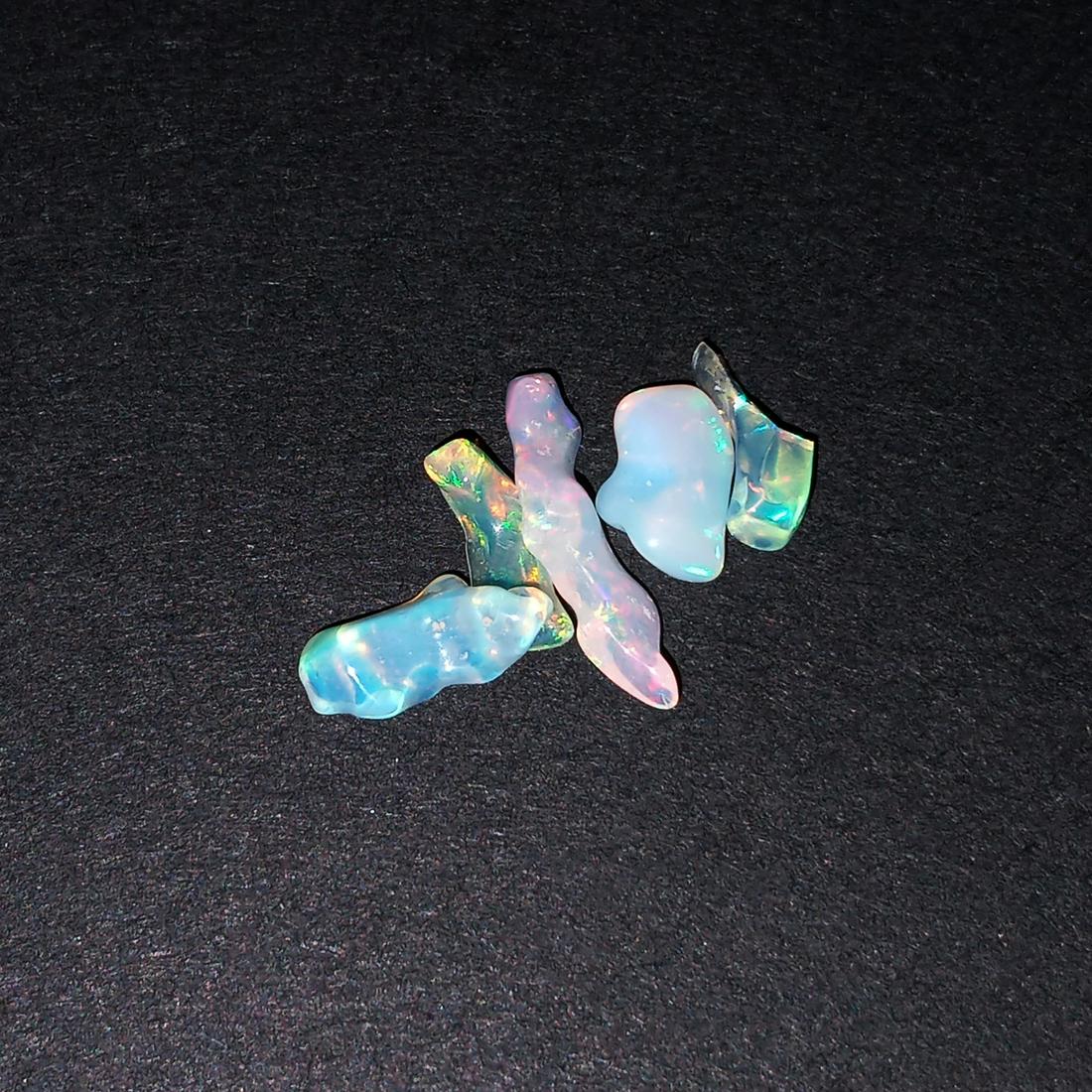 Lot of 5 uncut polished Ethiopian Welo opal 3.47 cts: Lot of 5 uncut polished Ethiopian Welo opal, total weight 3.47 cts. Opal has very nice play of colors. Country of origin Ethiopia, Africa.