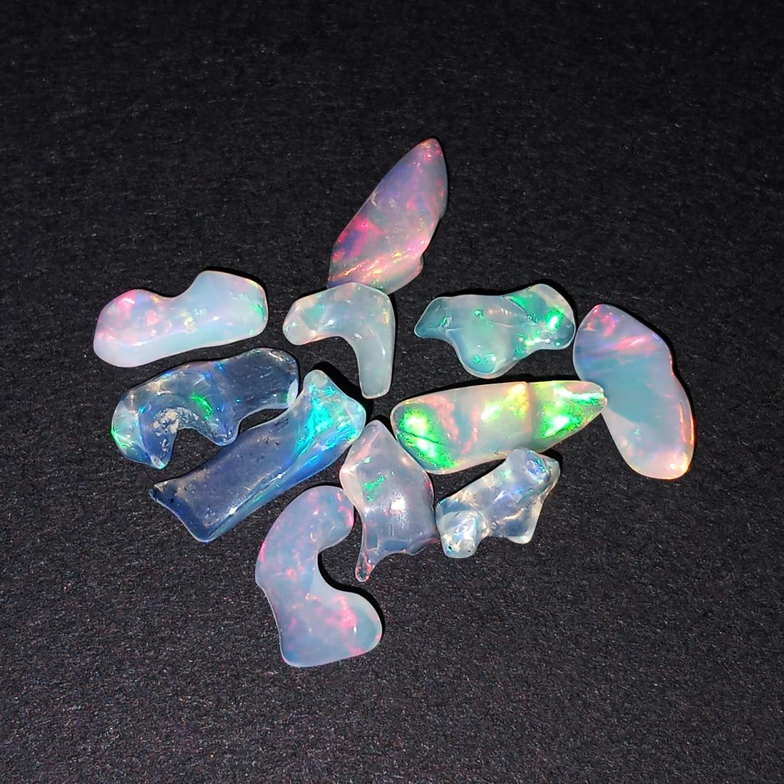Lot of 11 uncut polished Ethiopian Welo opal 8.60 cts: Lot of 11 uncut polished Ethiopian Welo opal, total weight 8.60 cts. Opal has very nice play of colors. Country of origin Ethiopia, Africa.