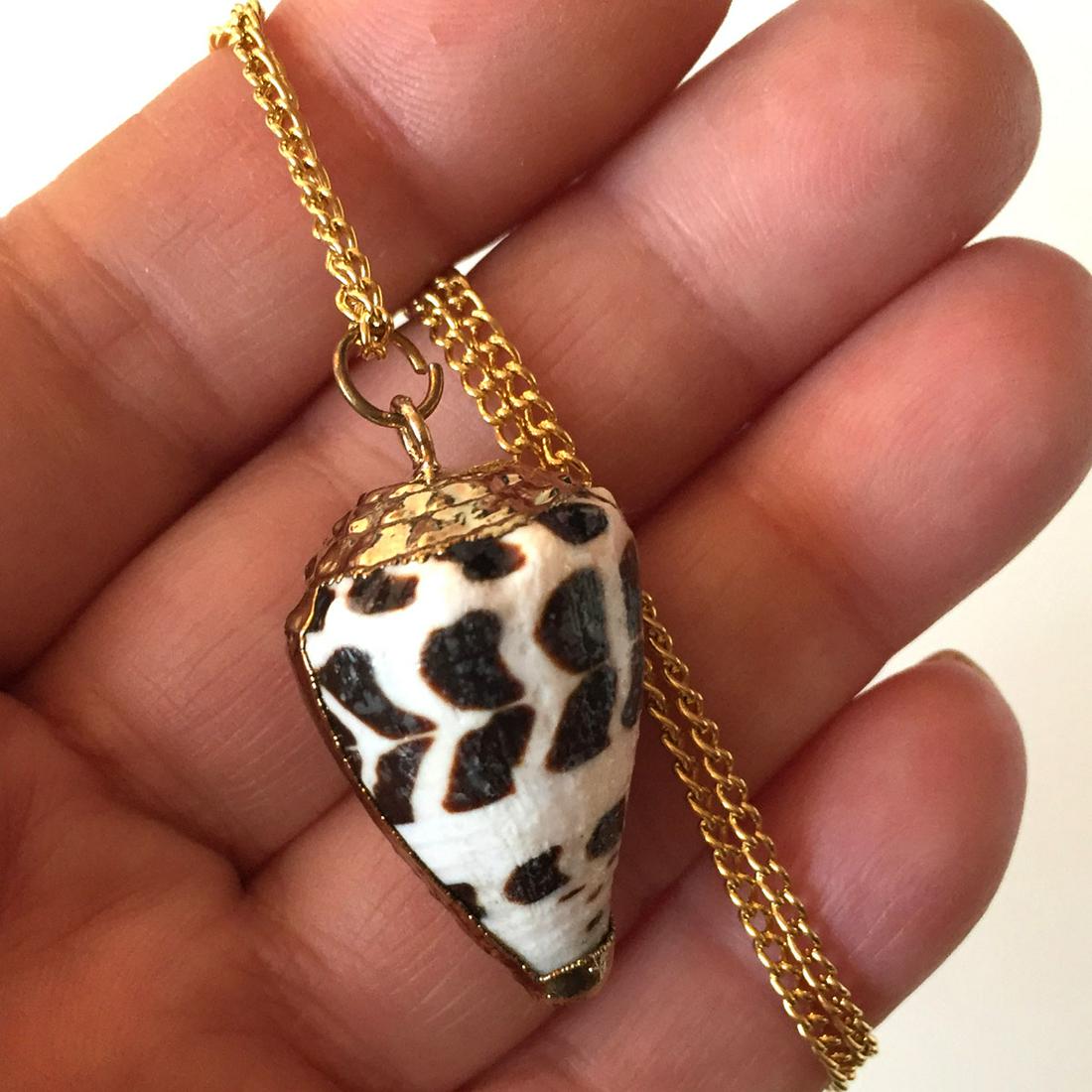 Gold tone Shell pendant and chain necklace: Gold tone Shell pendant and chain necklace. Pendant length 1 1/4 inches with bail. Chain length 18 inches. Condition excellent