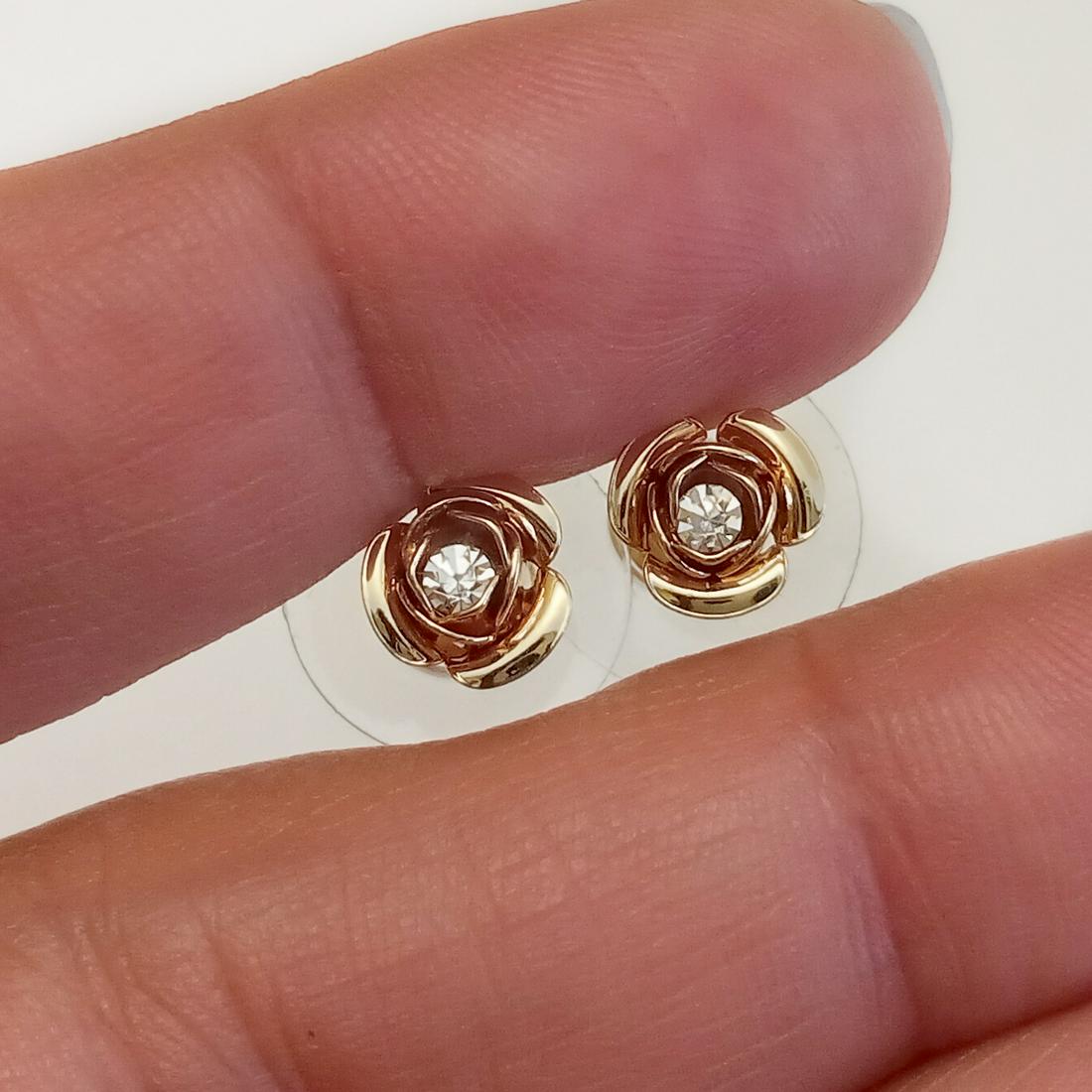 SIMPLY VERA WANG Gold tone Flower Rose CZ earrings: SIMPLY VERA WANG Gold tone Rose Flower clear CZ push back stud earrings. Measured 1/4 inches in diameter. Condition excellent.