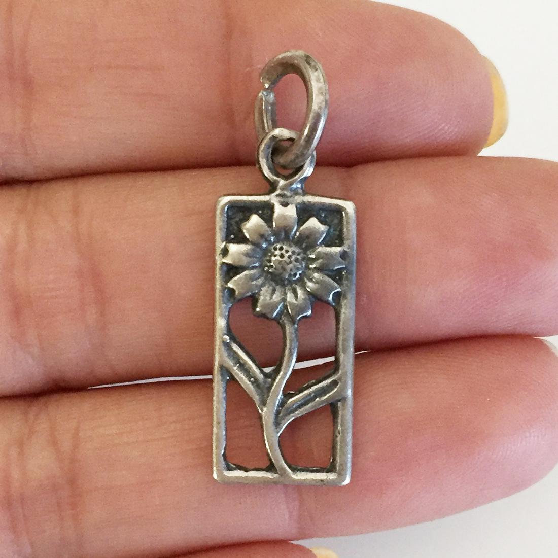 Vintage sterling silver Flower pendant charm: Vintage sterling silver Flower pendant charm. Weight 2.57 grams. Length 1 3/8 inches with bail. Hallmarked 925 Mexico. Condition very good.