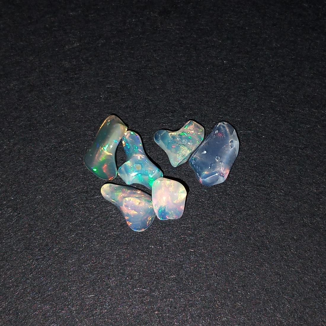 Lot of 6 uncut polished Ethiopian Welo opal, 4.18 cts: Lot of 6 uncut polished Ethiopian Welo opal, total weight 4.18 cts. Opal has very nice play of colors. Country of origin Ethiopia, Africa.