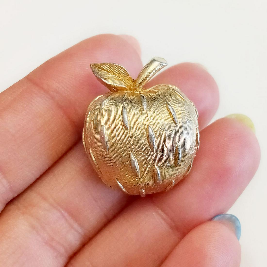 NAPIER Vintage gold tone textured Apple brooch, signed (1 of 4)