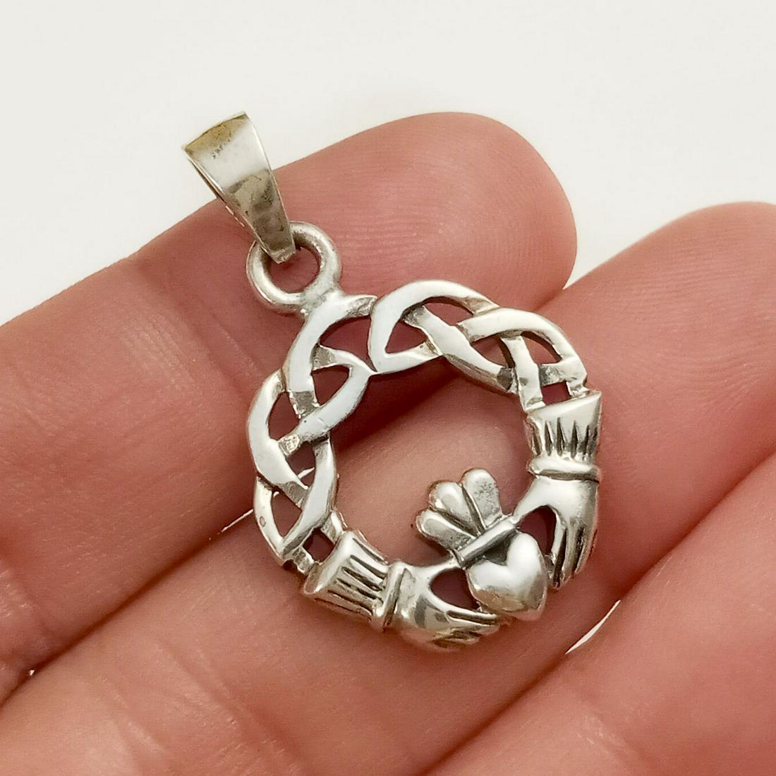 Sterling silver Claddagh braid circle pendant: Sterling silver Claddagh braid circle pendant. Weight 4.04 grams. Length 1 1/8 inches with bail. Hallmarked 925. Condition very good.
