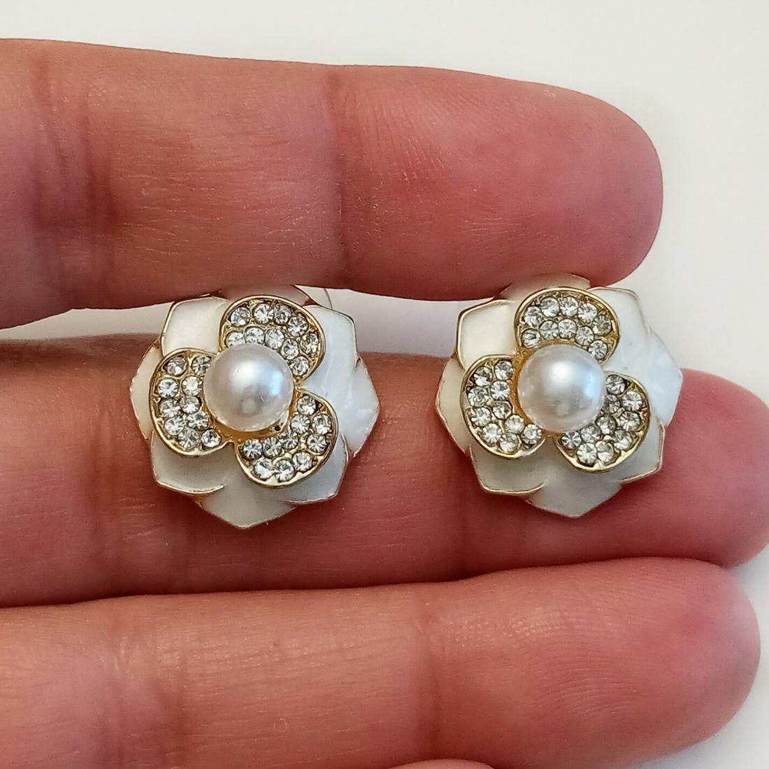 Gold tone rhinestones faux pearl Flower earrings (1 of 4)