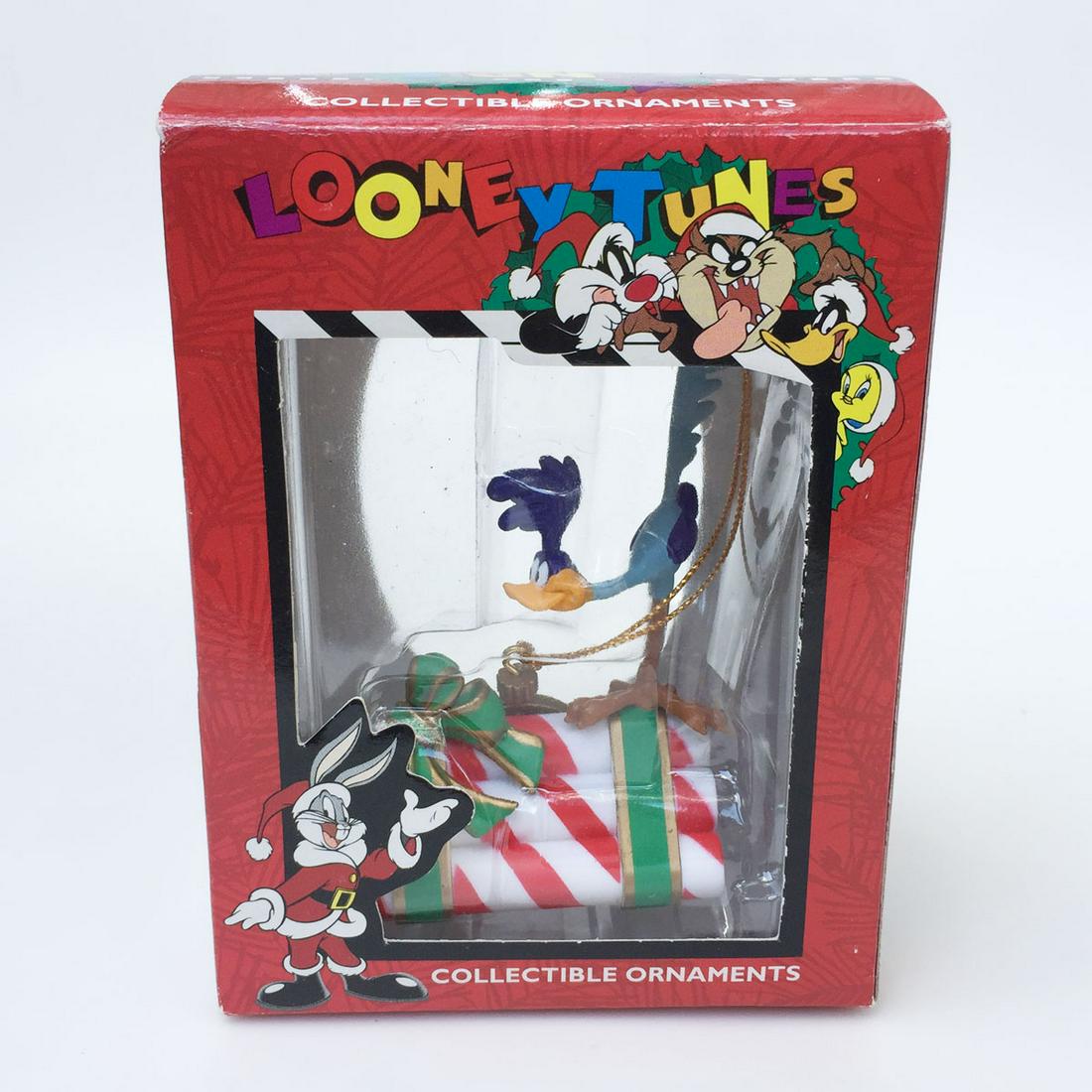 LOONEY TUNES Vintage Road Runner Collectible Ornament: LOONEY TUNES Vintage resin Road Runner Collectible Ornament. Ornament measured approximately 3 1/2 inches. Ornament condition is excellent, box is very good.