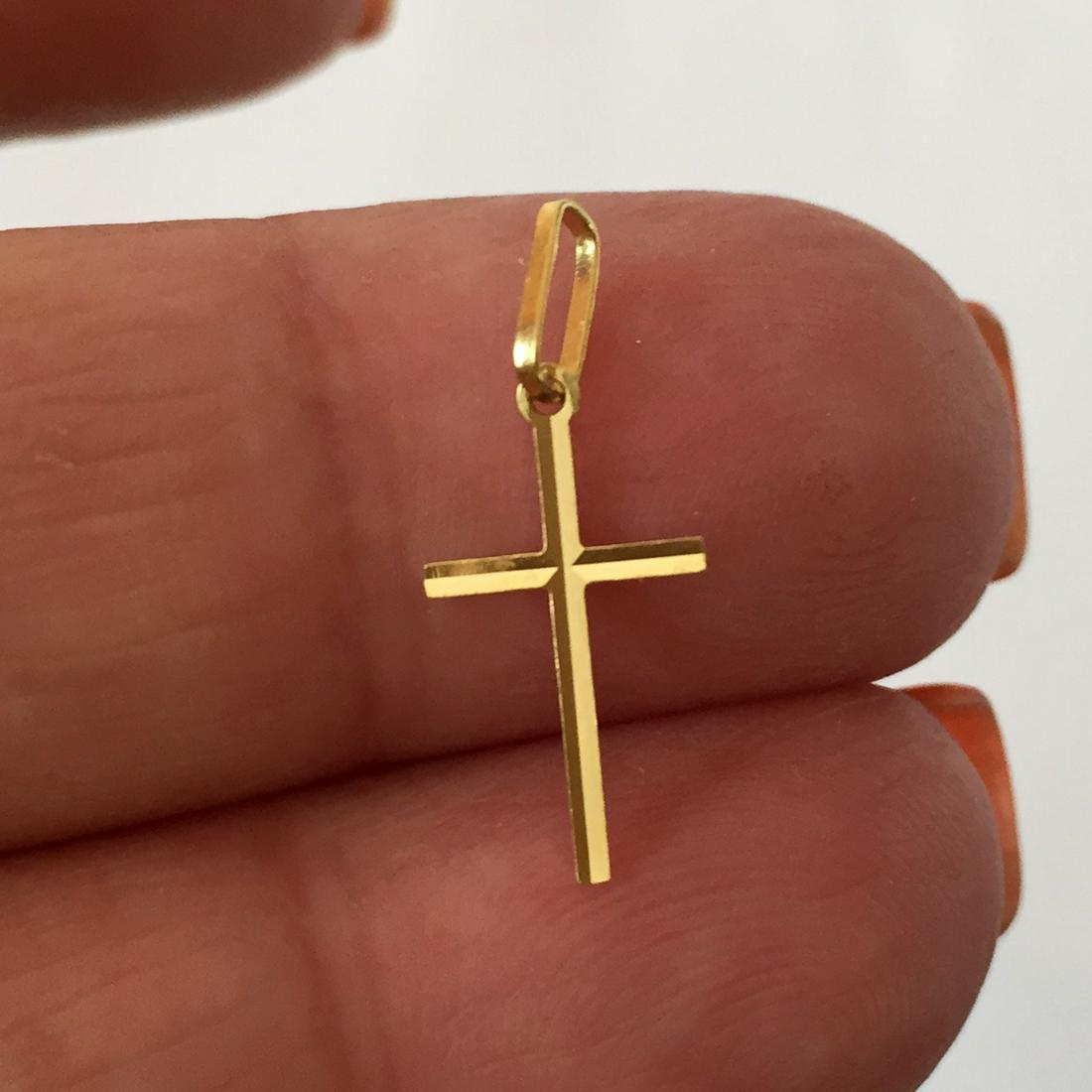 18k yellow gold plain Cross shape small pendant charm: 18k yellow gold plain Cross shape small pendant charm. Weight 0.15 grams. Length 7/8 inches with bail. No hallmarks tested as 18k gold. Condition excellent