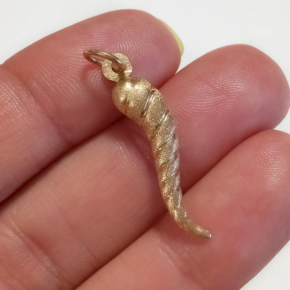 14KT yellow gold satin Good Luck Horn pendant charm: 14KT yellow gold satin finish, textured Good Luck Horn pendant charm. Weight 1.36 grams. Length 1 3/8 inches with bail. Hallmarked 585. Condition very good.