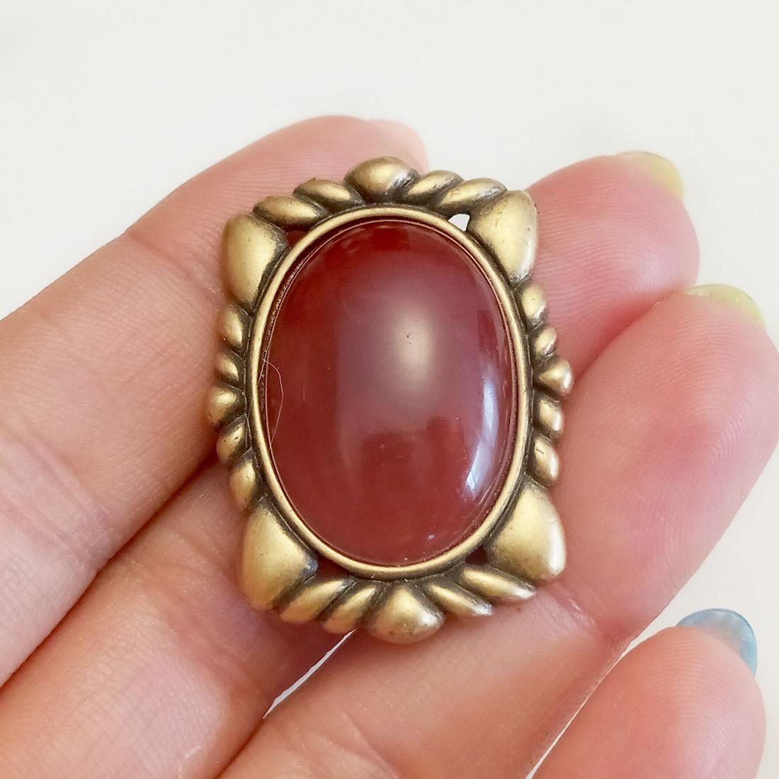 MONET Vintage gold tone oval brown cab brooch, signed: MONET Vintage gold tone matte finish oval brown cabochon brooch, signed. Measured 1 3/8 x 1 inches. Hallmarked ©Monet. Condition very good.