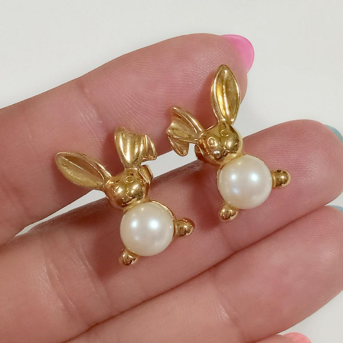 AVON Vtg gold tone faux pearl Bunny Rabbit earrings (1 of 3)