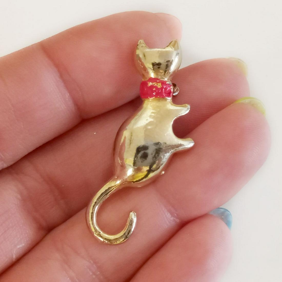 Vintage gold tone red enamel collar Kitty Cat brooch (1 of 4)