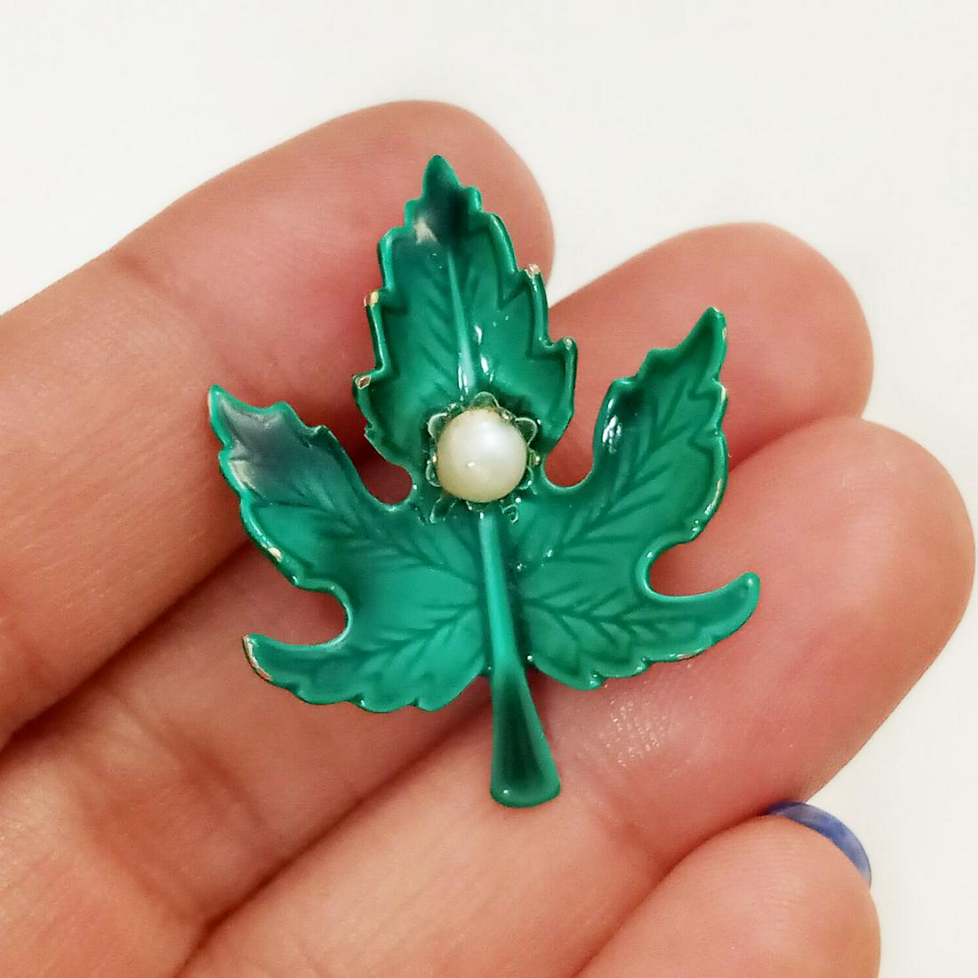 Vintage gold tone green enamel faux pearl Leaf brooch (1 of 3)