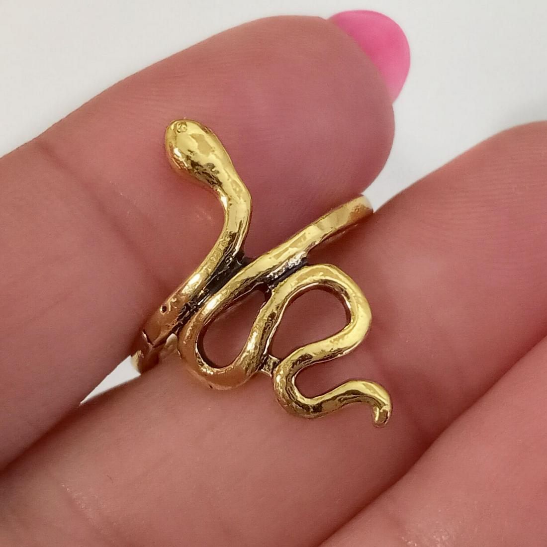 Gold tone blacken details Snake ring, size 6 1/4: Gold tone blacken details Snake ring, size 6 1/4. Snake measured 1 inches in length. Condition excellent.