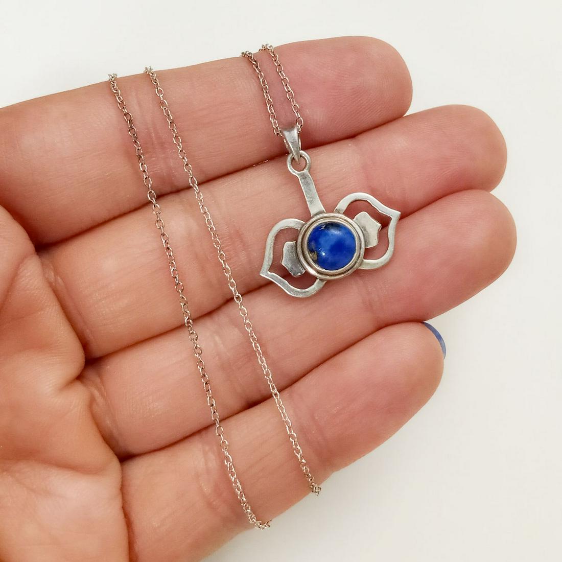 Vintage sterling silver Lapis cab pendant chain: Vintage sterling silver Lapis cabochon pendant and chain necklace. Weight 3.50 grams. Pendant length 7/8 inches with bail, chain length 18 inches. Hallmarked 925. Condition very good.