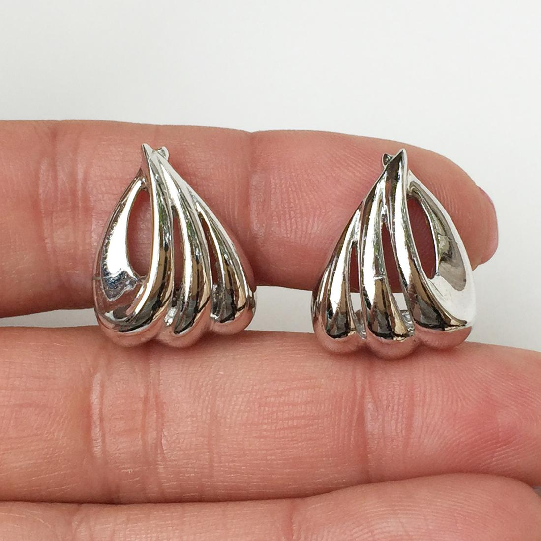MONET Silver tone Leaf shape ear clips, signed: MONET Silver tone Leaf shape ear clips, signed. Length 7/8 inches. Hallmarked Monet ©. Condition very good.