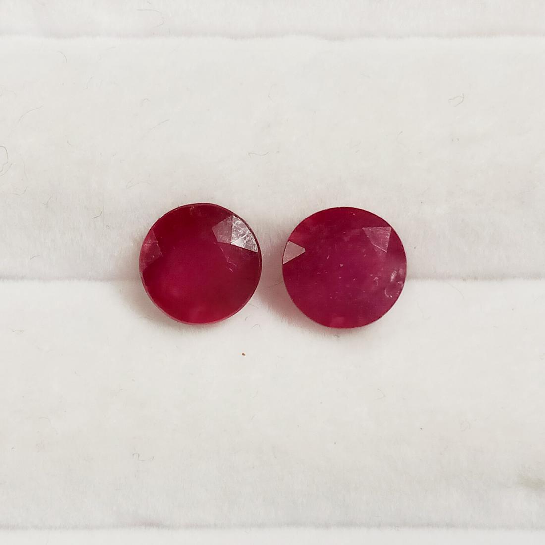 Pair of 8 mm round shape faceted ruby, weight 5.06 cts (1 of 3)