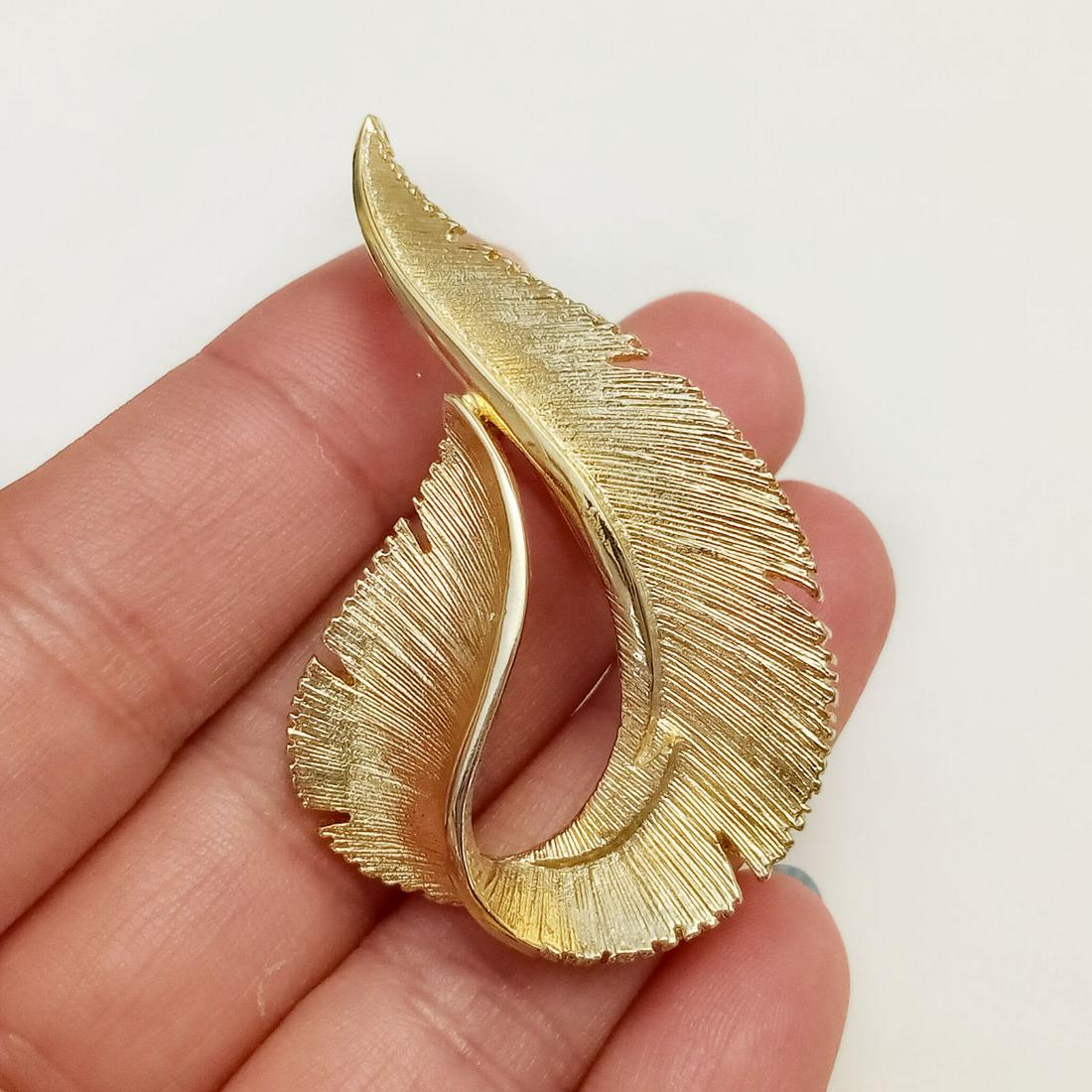 SARAH COV Vintage gold tone Leaf Feather brooch (1 of 4)