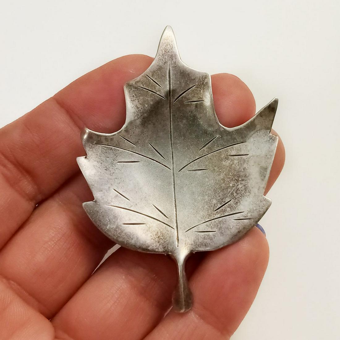 SRUART NYE Sterling silver Maple leaf brooch, signed (1 of 4)