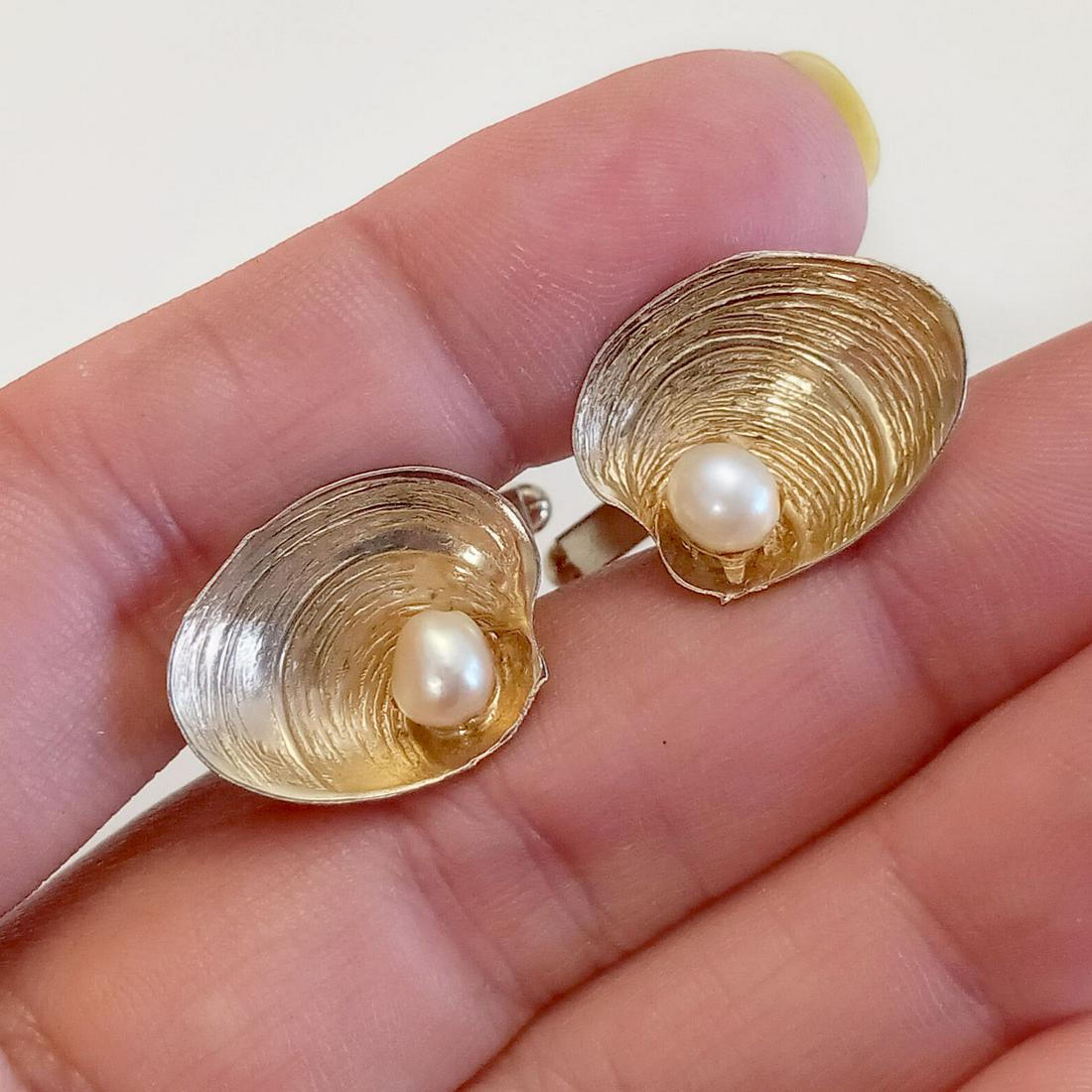 Vintage gold tone faux pearl shell shape cufflinks (1 of 5)