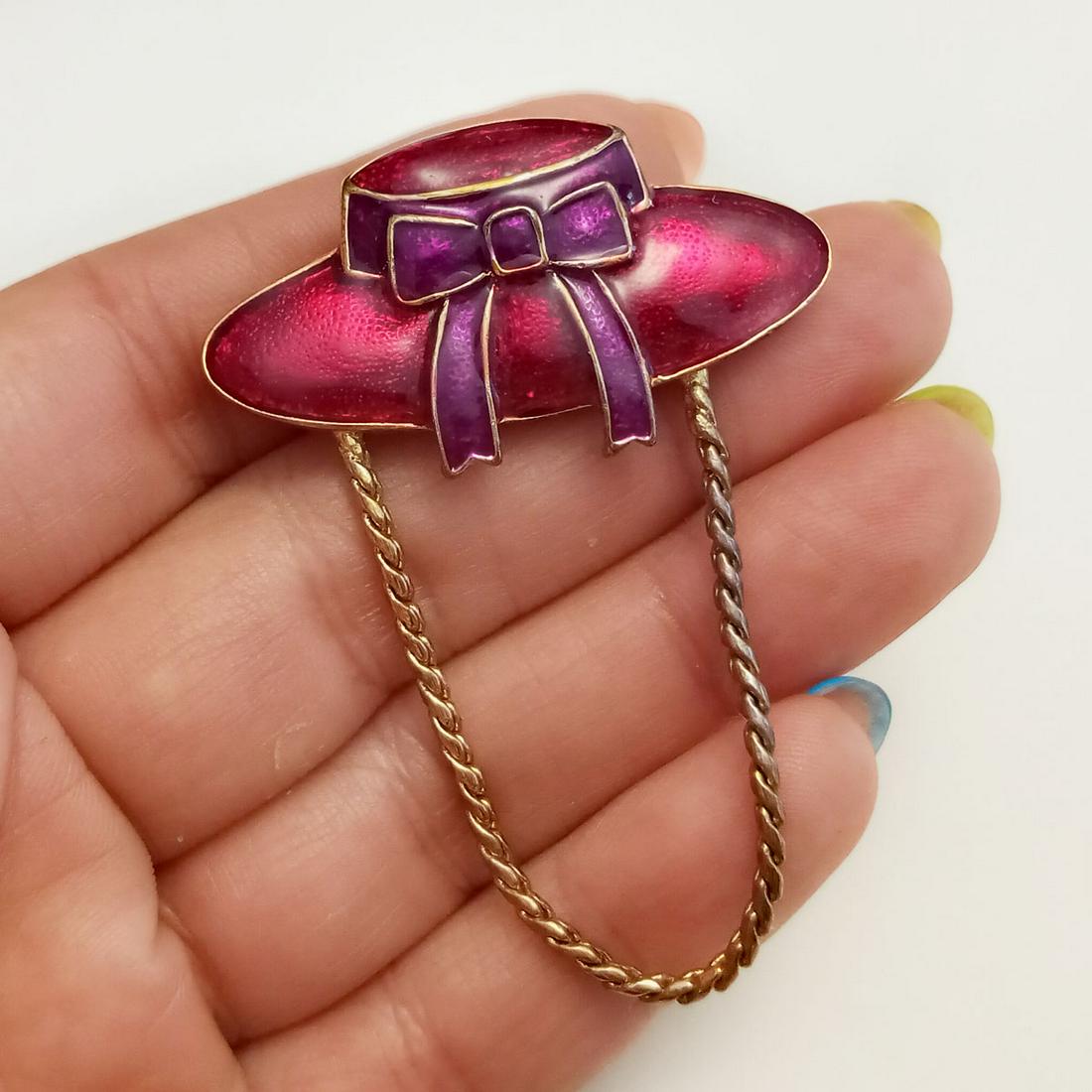 Vintage gold tone red pink enamel Ladie's Hat brooch: Vintage gold tone red and pink enamel Ladie's Hat with bow and chain brooch. Measured 1 5/8 x 2 1/4 with chain. Condition good.