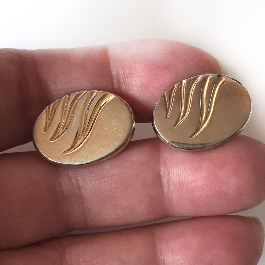 Vintage gold tone oval shape cufflinks (1 of 3)