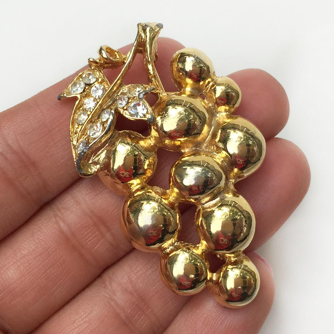 Vintage gold tone clear crystals Grape cluster brooch (1 of 3)
