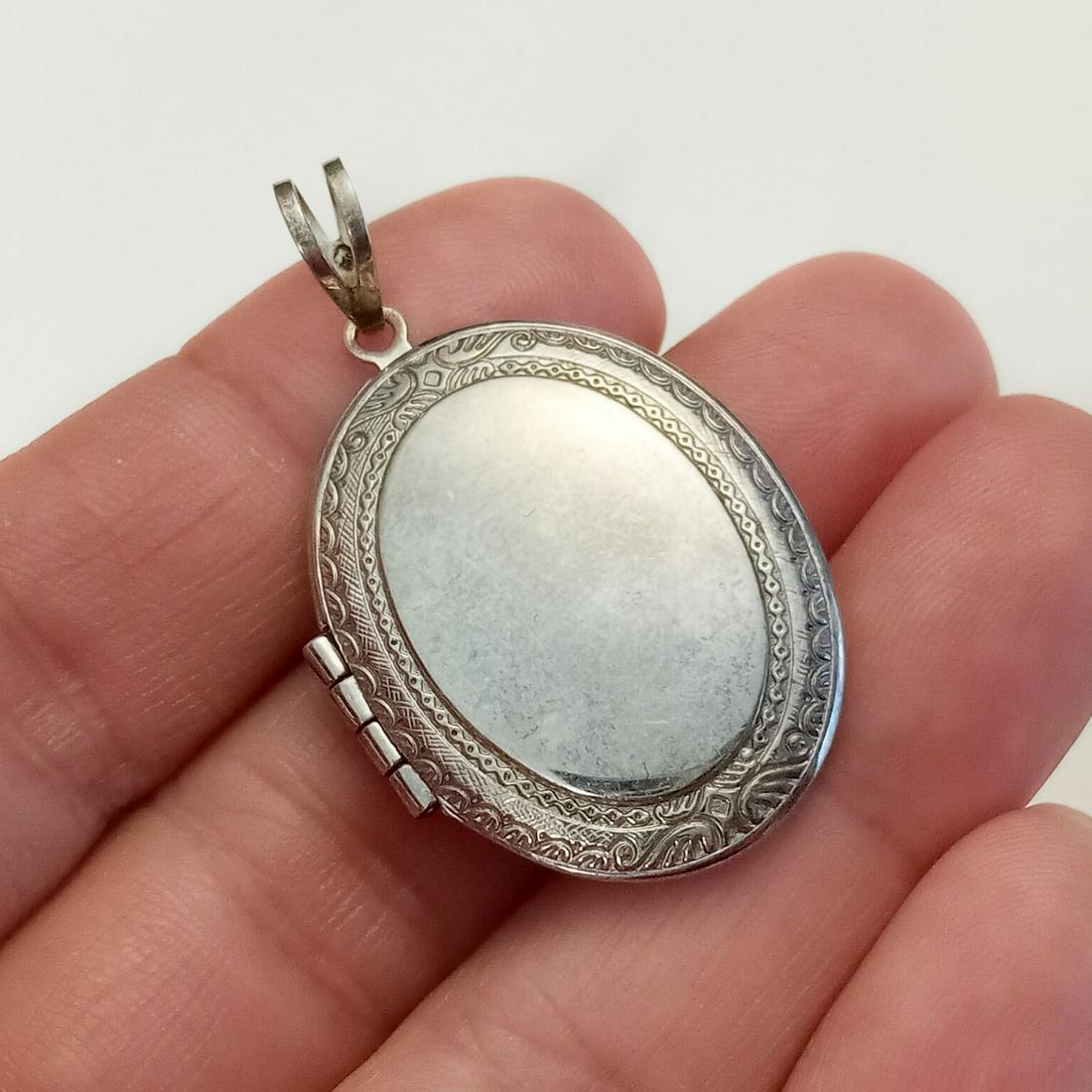 Vintage sterling silver oval locket pendant (1 of 5)