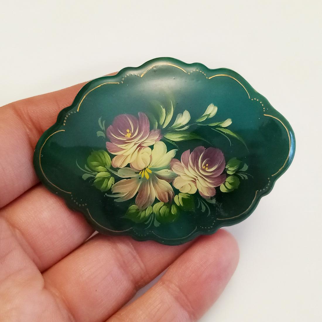 Russian painted green lacquer Flowers brooch (1 of 3)