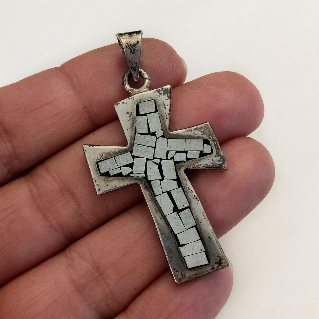 Sterling silver white tiles inlay Cross pendant: Sterling silver white textured finish tiles and black background inlay Cross pendant. Weight 9.05 grams. Length 1 7/8 inches with bail. Hallmarked 925 Mexico. Condition fair.