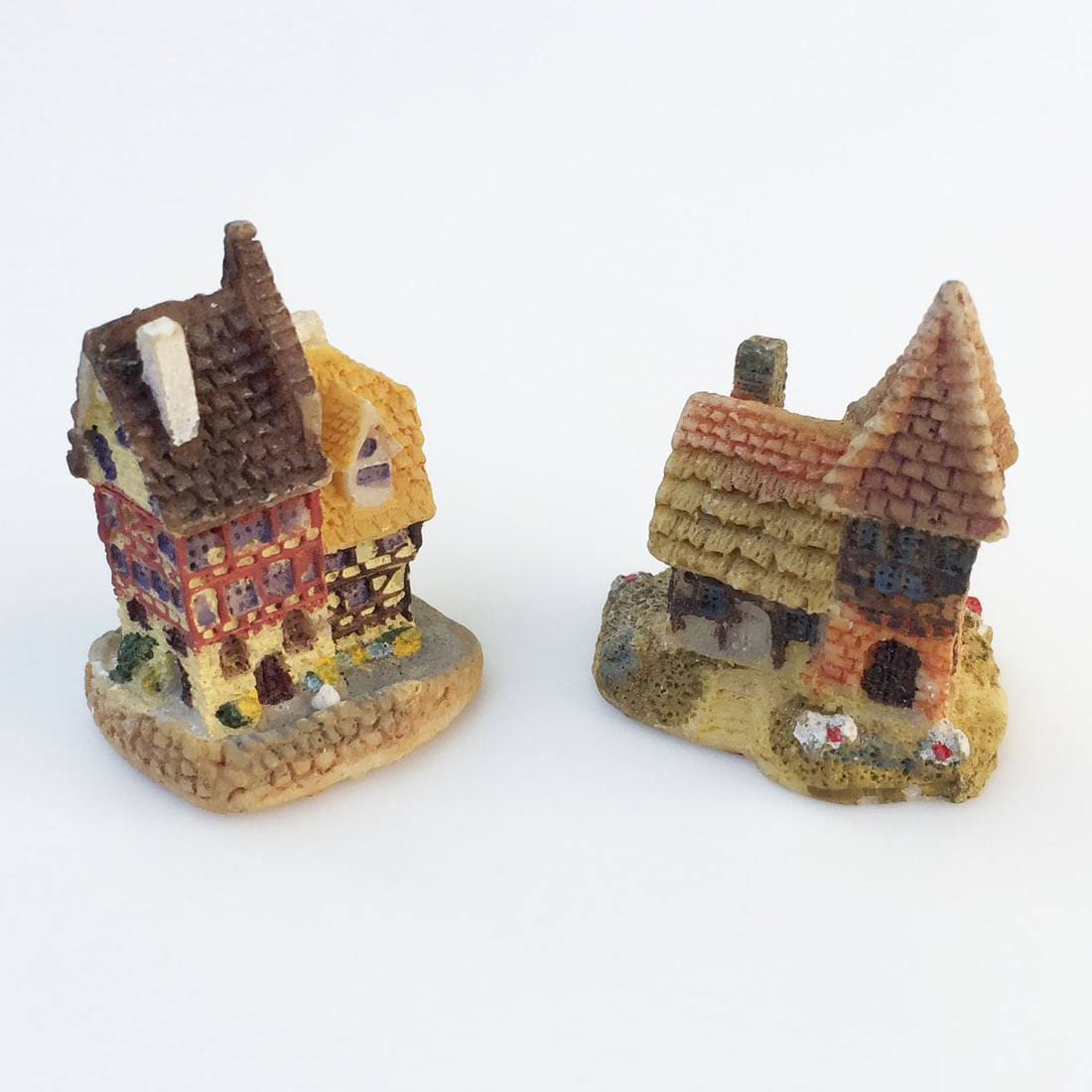 Lot of 2  small village houses figurines (1 of 6)