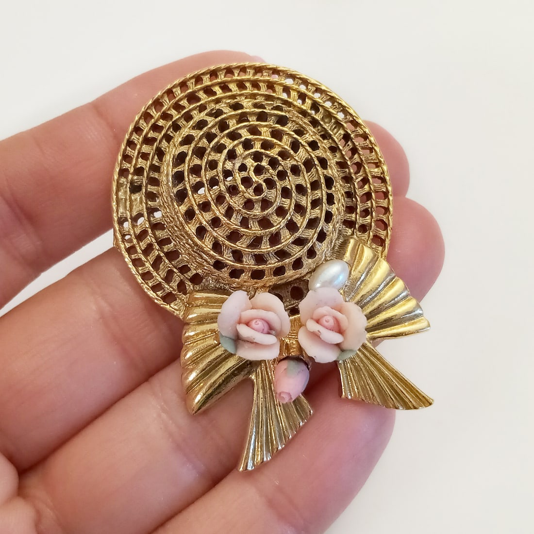 Vintage gold tone pink porcelain Rose Flowers hat shape brooch (1 of 3)