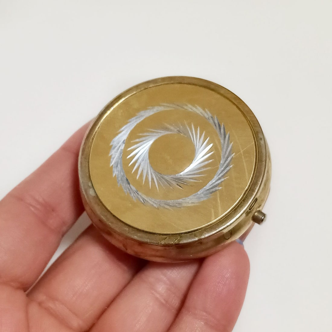 Gold tone diamond cut accent round pill mint box: Gold tone diamond cut accent round shape pill mint box. Measured 1 7/8 inches in diameter. Condition good.