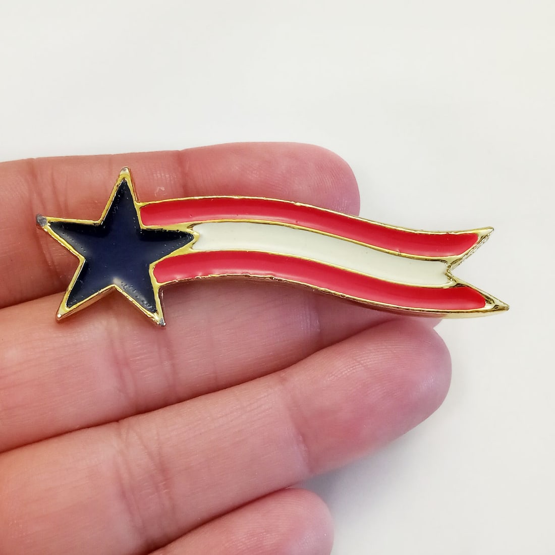 Gold tone enamel red white blue star stripes brooch (1 of 3)