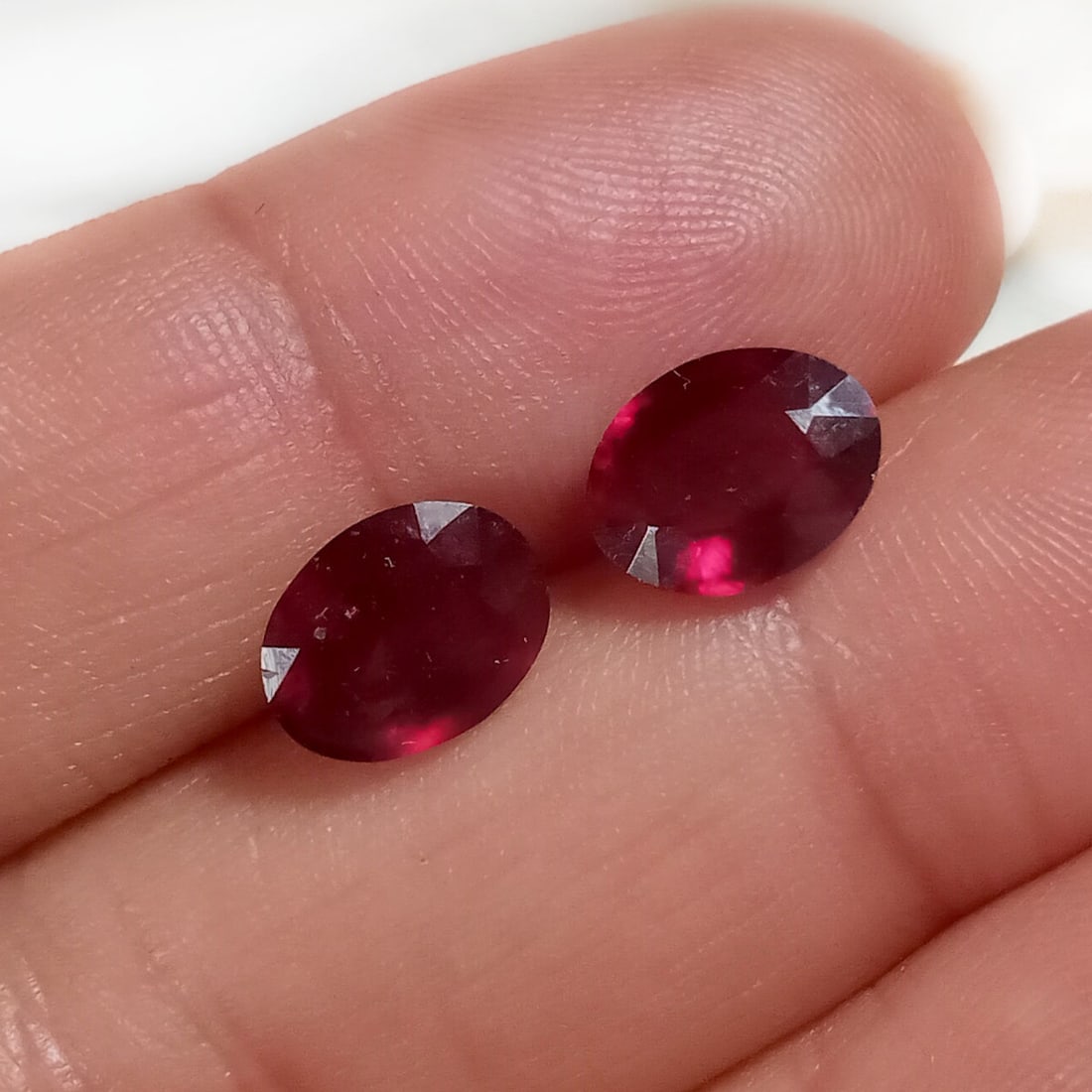 Pair of 8.5x6.5 mm oval faceted ruby, weight 4.36 cts (1 of 2)