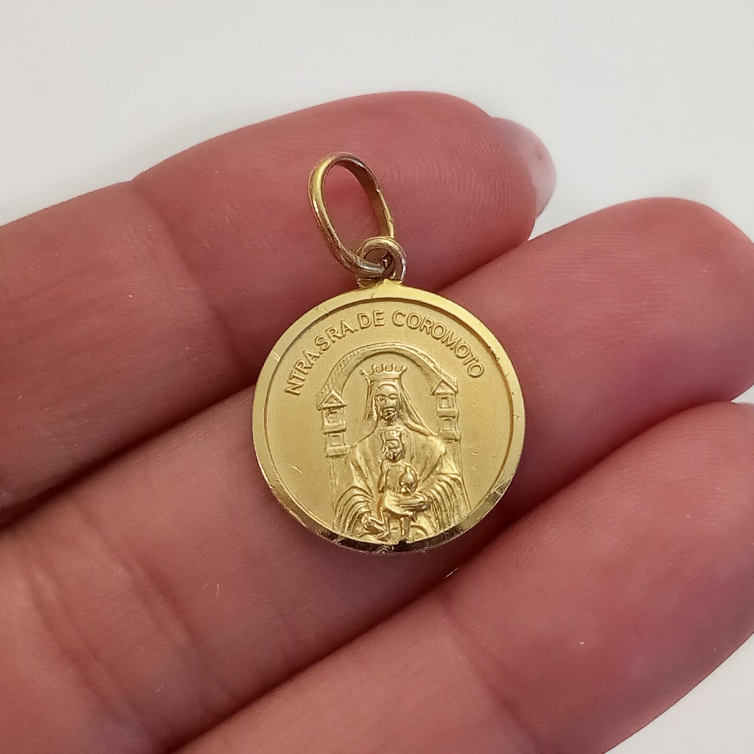 18k Yellow Gold Religious Medallion Pendant Auction