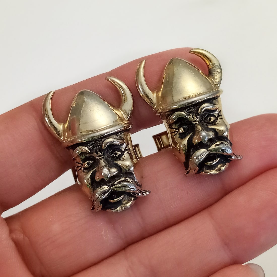 SWANK Vintage gold tone Viking warrior shape cufflinks, signed (1 of 5)