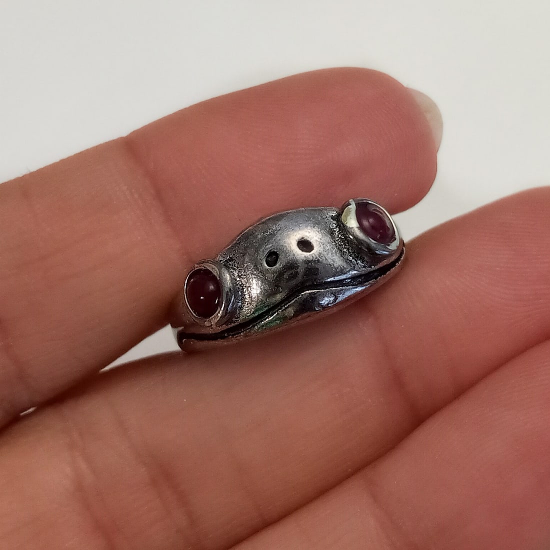 Silver tone balcken finish red eyed Frog wrap ring, size 7 1/2 (1 of 5)