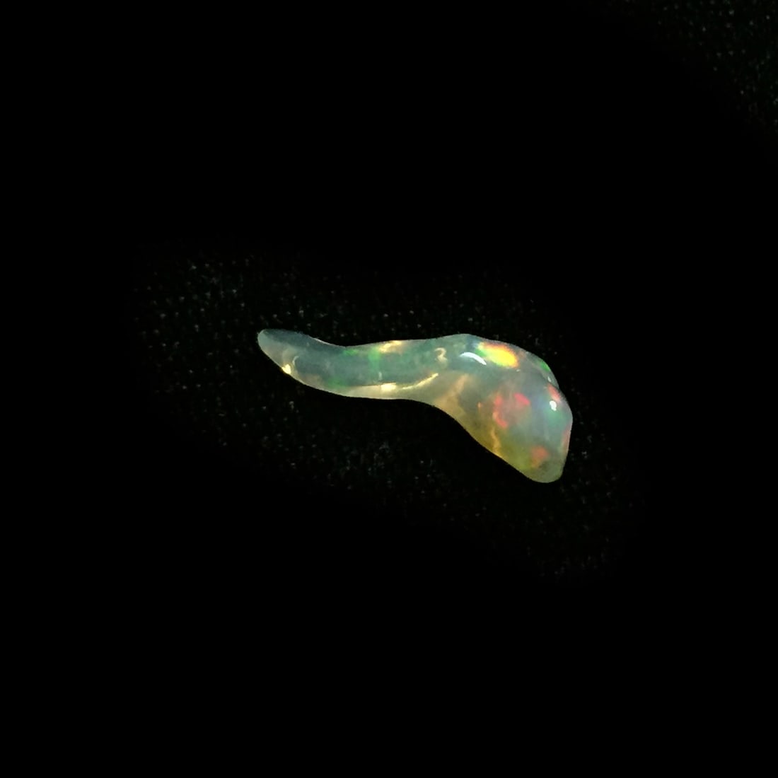 Uncut polished Ethiopian Welo opal, weight 1.68 cts: Uncut polished Ethiopian Welo opal, weight 1.68 cts. Opal has very nice play of colors. Country of origin Ethiopia, Africa.