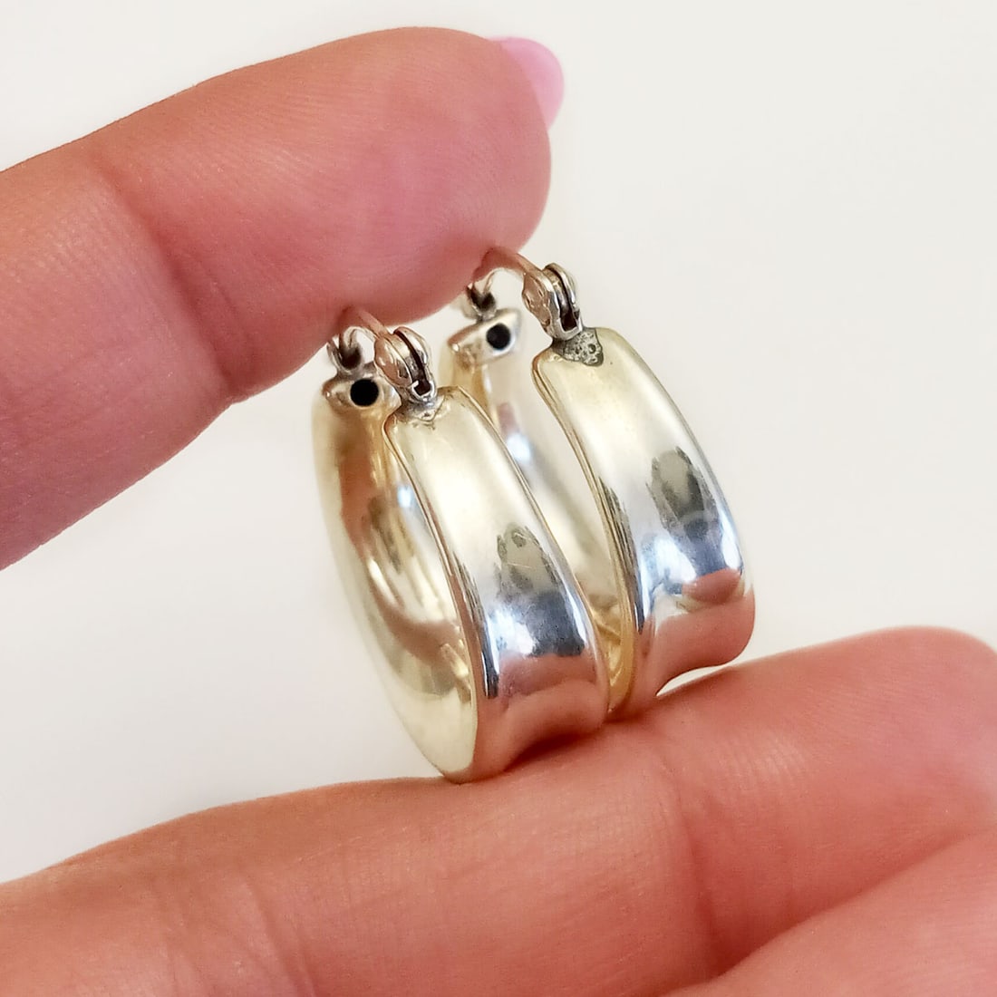 Sterling silver hollow hoop earrings: Sterling silver hollow hoop hinged back earrings. Weight 3.60 grams. Length 1 1/8 inches. Hallmarked 925 Thailand. Condition good.