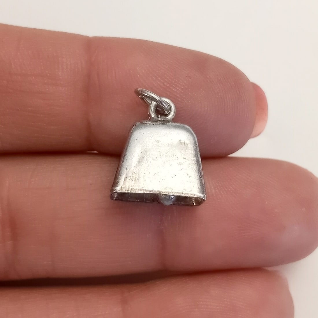Vintage sterling silver working Bell charm: Vintage sterling silver working Bell charm pendant. Weight 1.81 grams. Length 5/8 inch with bail. No hallmark, tested 925 Sterling silver. Bell actually rings. Condition very good.
