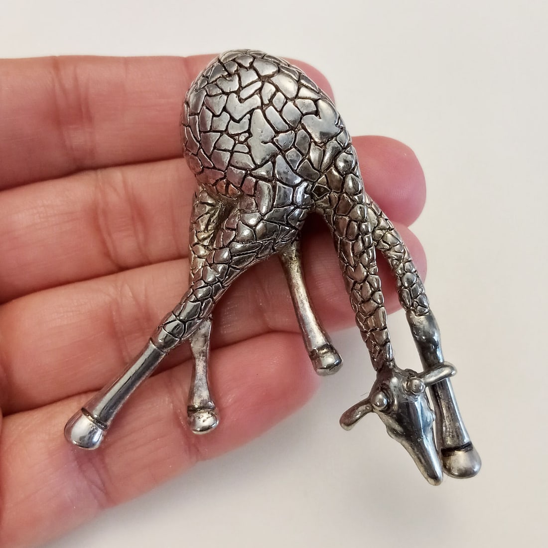 Vintage silver tone Drinking Giraffe brooch pendant (1 of 3)