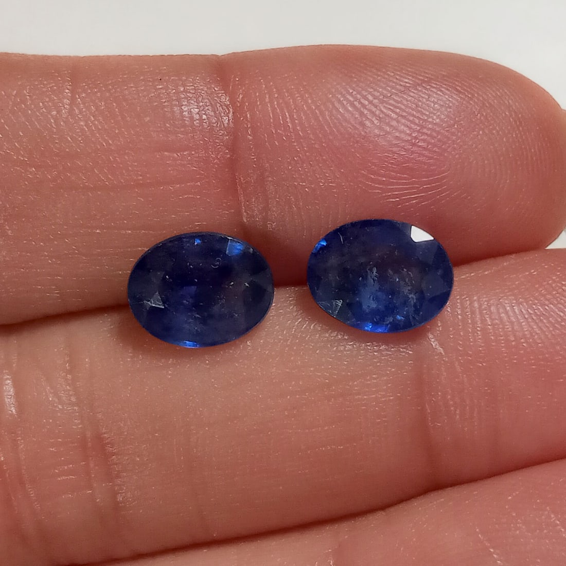 Pair of 9x7 mm oval faceted blue sapphire, 3.95 cts (1 of 2)