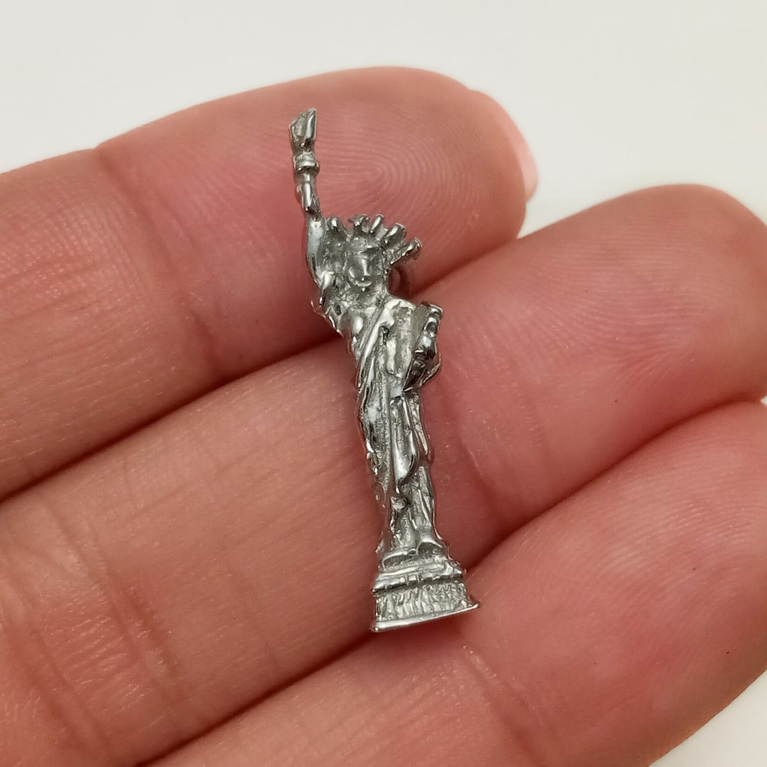 Vintage sterling silver Statue of Liberty charm: Vintage sterling silver Statue of Liberty charm. Weight 2.28 grams. Charm length 1 inch. No hallmark, tested 925 sterling silver. Condition very good.
