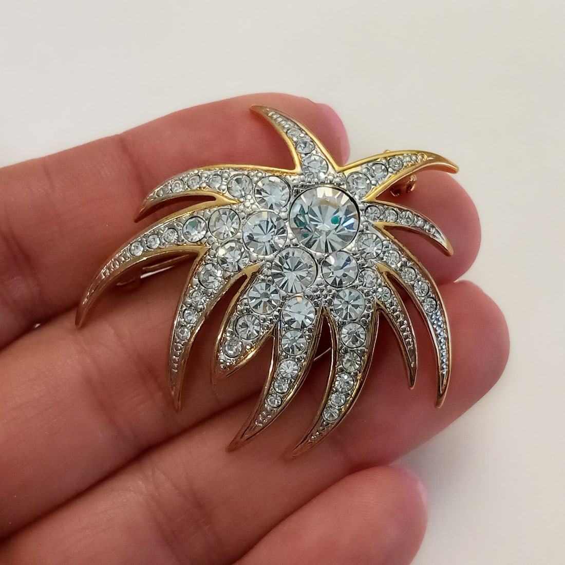 MUSEUM COMPANY Gold tone clear rhinestones Fireworks brooch Dayton Art Institute, signed: MUSEUM COMPANY Gold tone clear rhinestones Fireworks brooch Dayton Art Institute, signed. Measured 1 7/8 x 1 5/8 inches. Hallmarked D.I.A and Museum company logo. Condition very good. Fireworks Jewelr