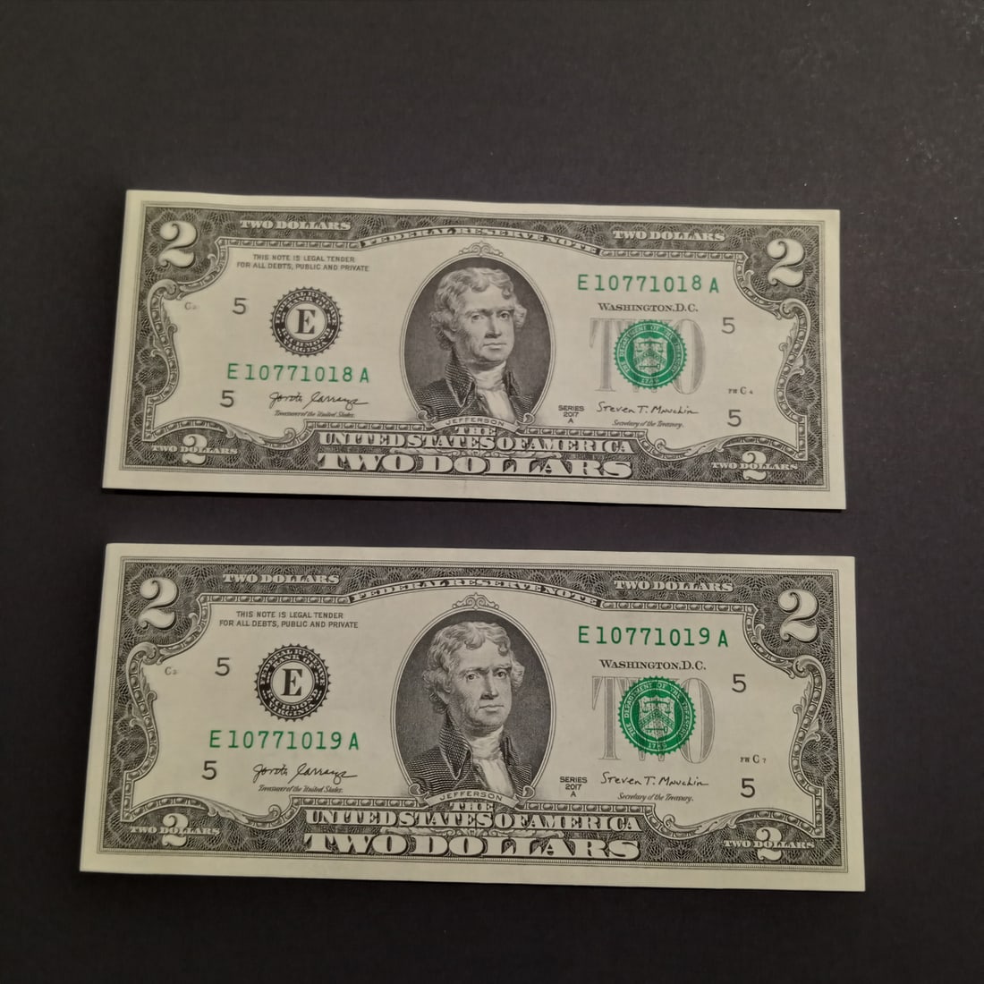 Lot of 2 Collectible US 2017A Two dollar $2 bill notes with consecutive serial numbers, UNC: Lot of 2 Collectible US 2017A Two dollar $2 bill notes with consecutive serial numbers, UNC. Bills are crisp.