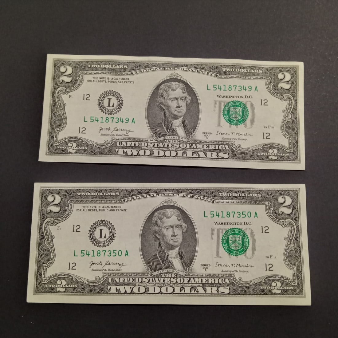 Lot of 2 Collectible US 2017A Two dollar $2 bill notes with consecutive serial numbers, UNC: Lot of 2 Collectible US 2017A Two dollar $2 bill notes with consecutive serial numbers, UNC. Bills are crisp.