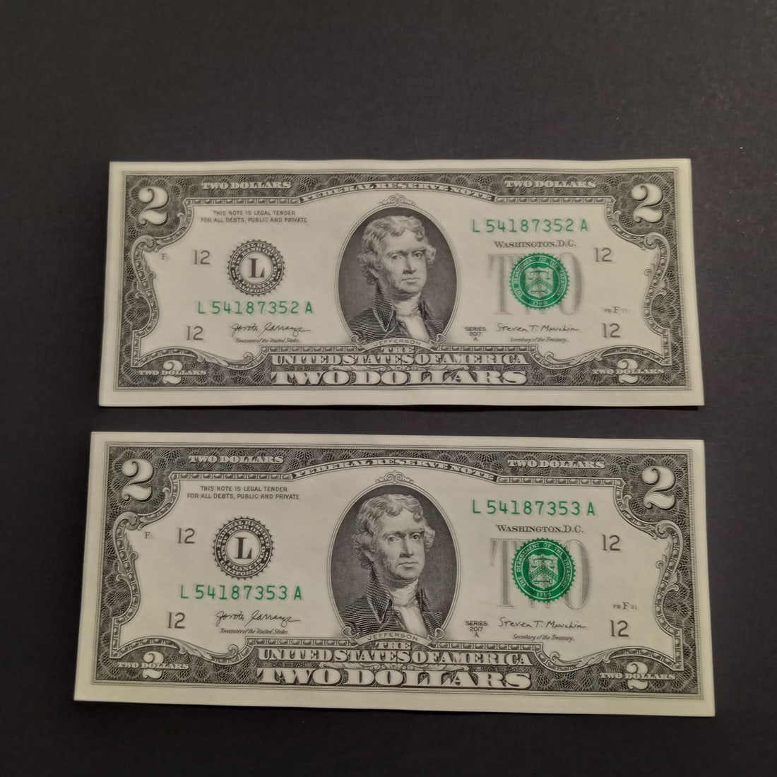 Lot of 2 Collectible US 2017A Two dollar $2 bill notes with consecutive serial numbers, UNC: Lot of 2 Collectible US 2017A Two dollar $2 bill notes with consecutive serial numbers, UNC. Bills are crisp.